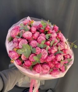 1. Букет из кустовой розы Lady bombastic и эвкалипта 1. Букет из кустовой розы Lady bombastic и эвкалипта