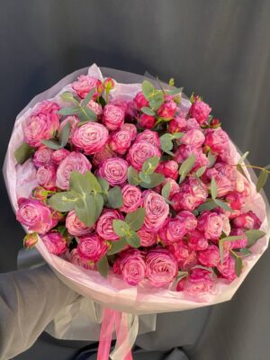 Букет из кустовой розы Lady bombastic и эвкалипта Букет из кустовой розы Lady bombastic и эвкалипта