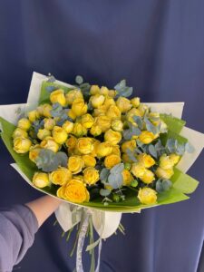 10. Букет из кустовых роз Yellow bubbles и эвкалипта 10. Букет из кустовых роз Yellow bubbles и эвкалипта