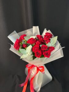 13. Букет из кустовых роз Red Bubbles и эвкалипта 13. Букет из кустовых роз Red Bubbles и эвкалипта