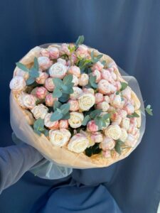 3. Букет из кустовой розы Bombastic и эвкалипта 3. Букет из кустовой розы Bombastic и эвкалипта
