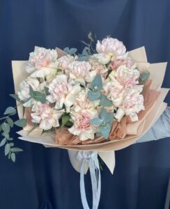 5. Букет из 25 роз Pink Mondial и эвкалипта 5. Букет из 25 роз Pink Mondial и эвкалипта