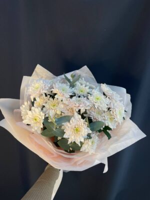 Букет из кустовой хризантемы и эвкалипта Букет из кустовой хризантемы и эвкалипта