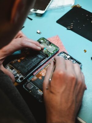 Профессиональная чистка телефона от пыли Профессиональная чистка телефона от пыли